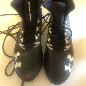 Mens black under armour cleats. Size 8